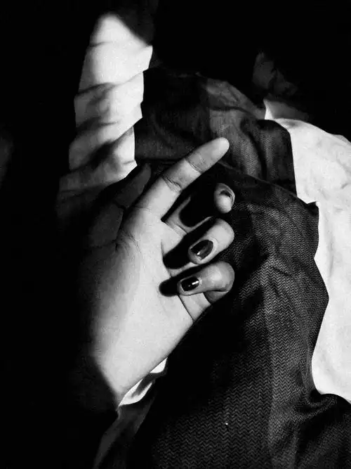 手;黑白;指甲油;彩色眼影;开心