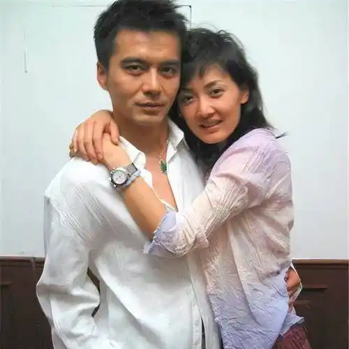 牛莉近照,鼻子变样引人猜测疑似整容,她的丈夫跟帅气完全不着调_老公