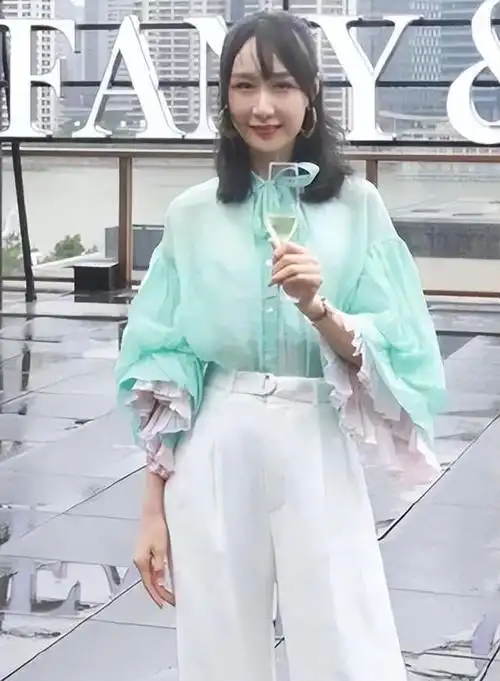 妻子翟煦飞婚后很少在荧幕中现身,因此,不少人不清楚雷佳音还有这样一