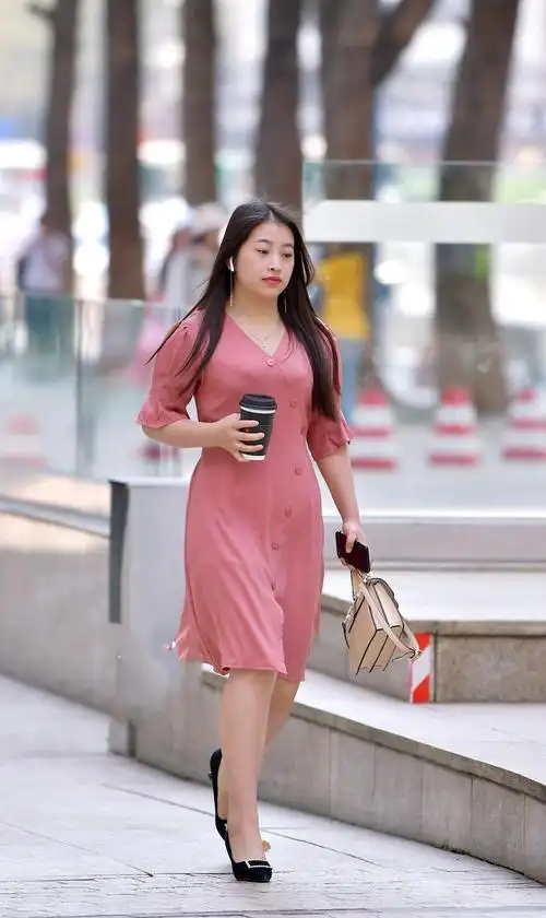 粉色连衣裙搭配尖头高跟鞋凸显减龄时尚气质