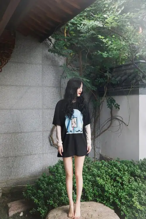 原创杨幂的腿真的是绝了,私服穿搭尽显女团风,这美腿大赏令人太心动