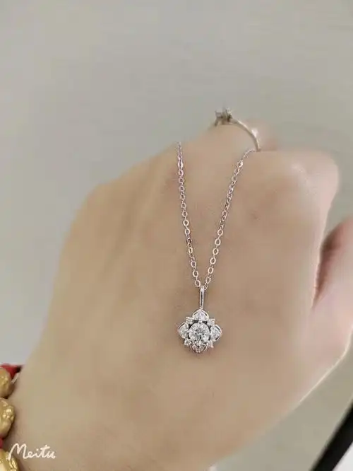 周大福钻石吊坠