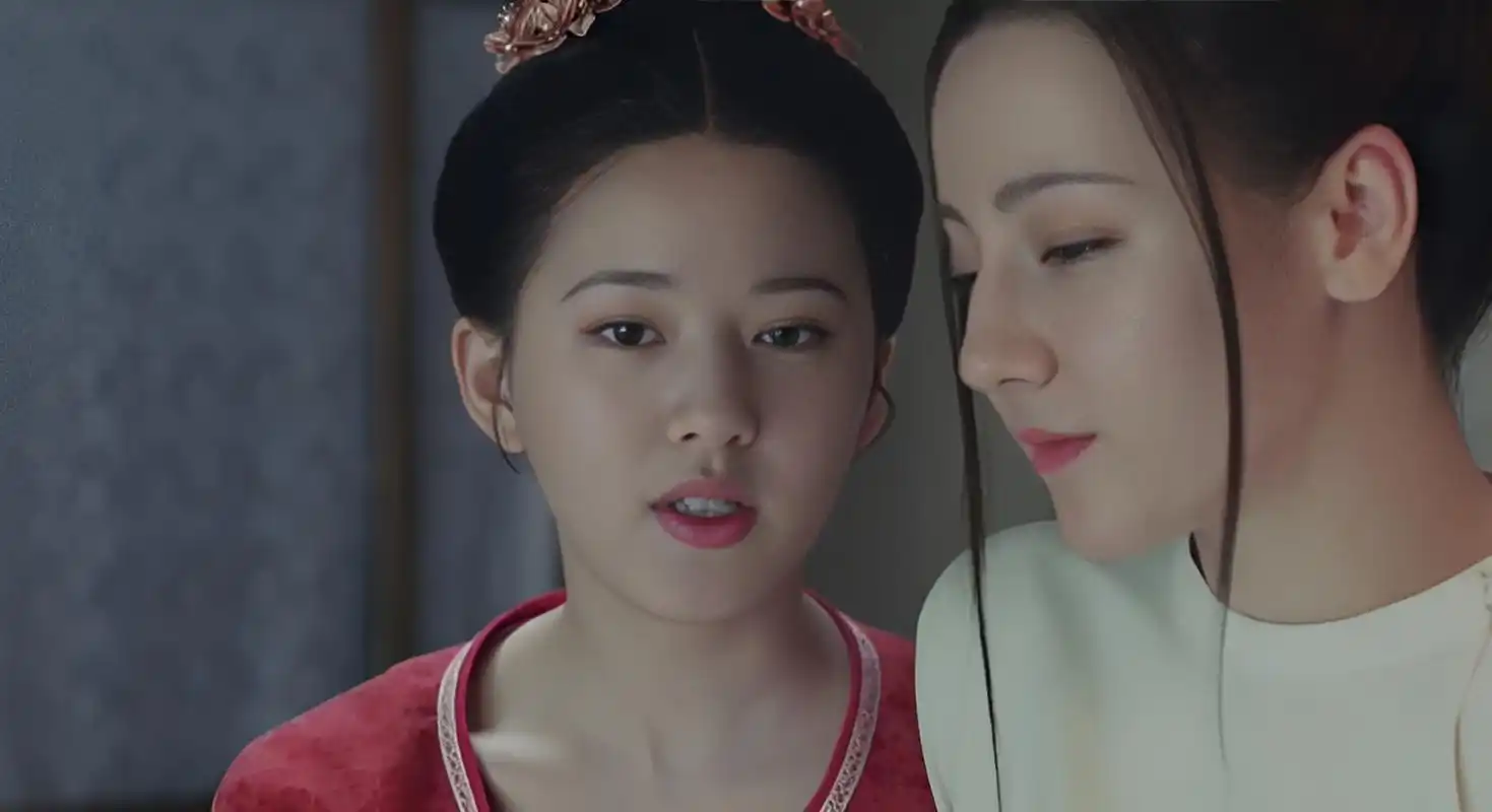 再看迪丽热巴和赵露思同框,一个像公主,一个像侍女.