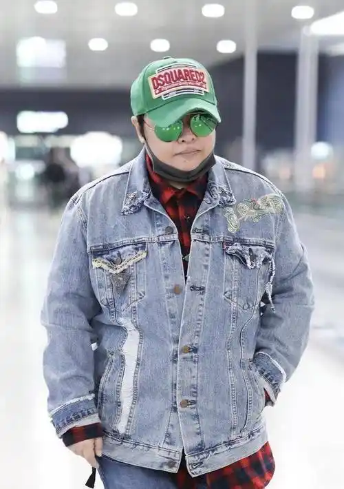 原创韩红才是明星的顶流平时穿衣低调绿色的皮大衣造型很有派头