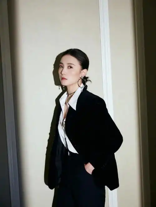 小舍得宋佳职场穿搭获赞大骨架靠穿搭显瘦不失气场又减龄