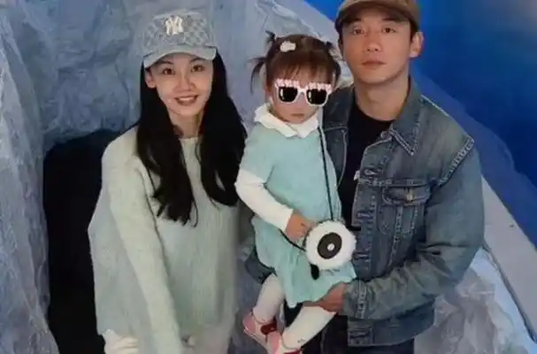 苗苗全家出游,郑恺携子女同行,孩子清晰正面照首次公开!