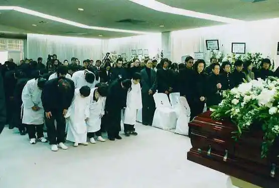 图文:众亲朋好友向梅艳芳遗体道别-众友鞠躬