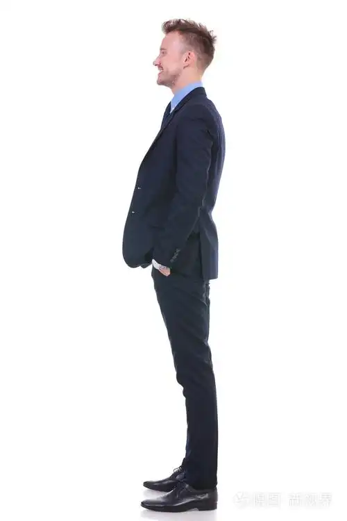 商务男人侧身站立和微笑