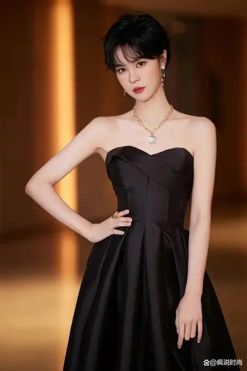 郁可唯的美貌被低估,穿抹胸黑裙秀"筷子腿",狗啃短发又酷又美