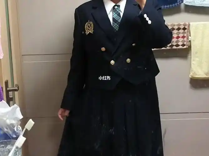 本人170,最近胖了大概175斤3xl比较合身,质量也不错,扣起来比散开好看