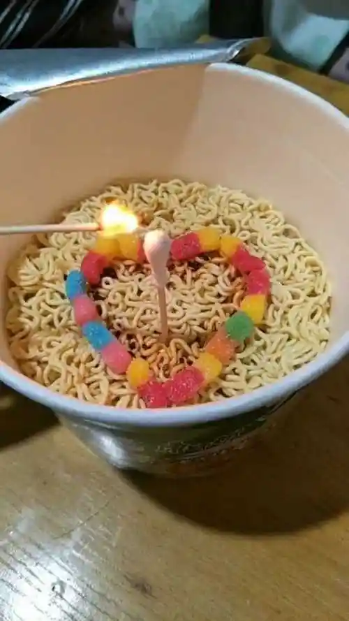 祝自己三十岁生日快乐,一碗泡面一根蜡烛,心满意足!