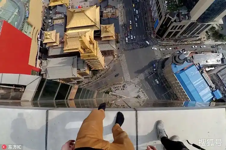 当跑酷遇上杂技!在摩天大楼顶上演"死亡特技"
