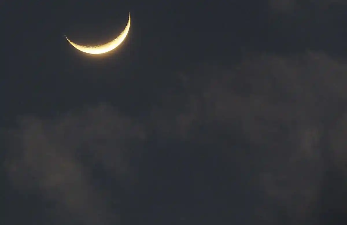 腊月天空,有一轮弯月