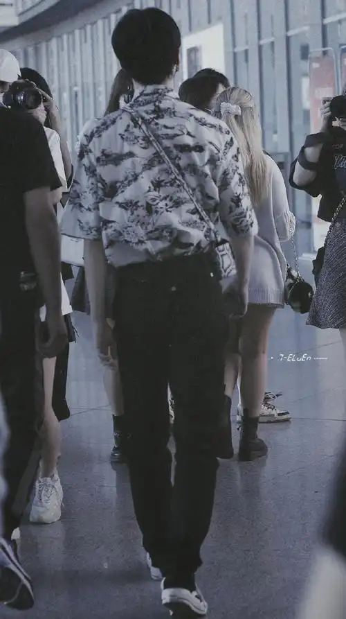 严浩翔背影##严浩翔微博粉丝破600万