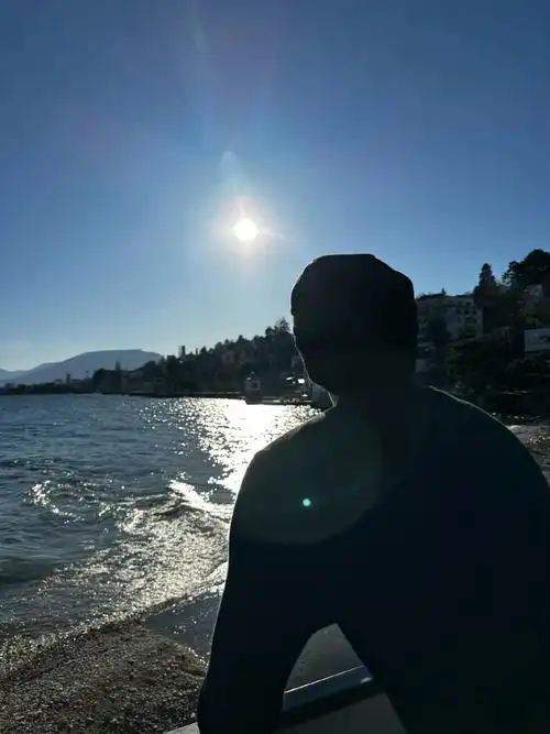 蔡徐坤欧洲旅行背影随拍#@蔡徐坤今日分享欧洲背影随拍和海鸥视撇并