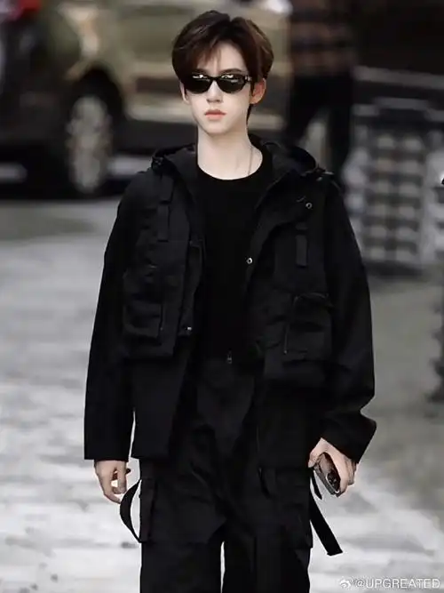 贺峻霖上身upgreated黑色都市机能马甲jk04化身黑色冷酷特工的超a贺哥