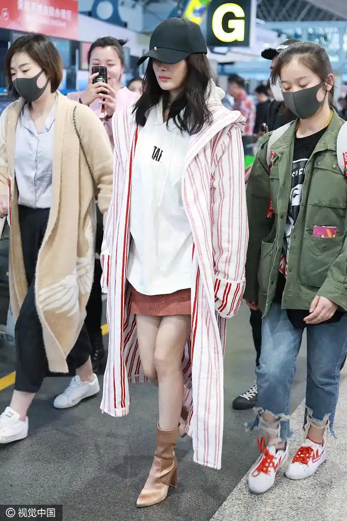 杨幂穿超短裙现身机场