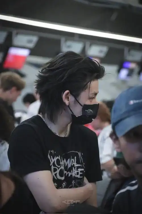 小鬼泰国出发回国#  小鬼王琳凯泰国7615北京饭拍  好嫩的少年感