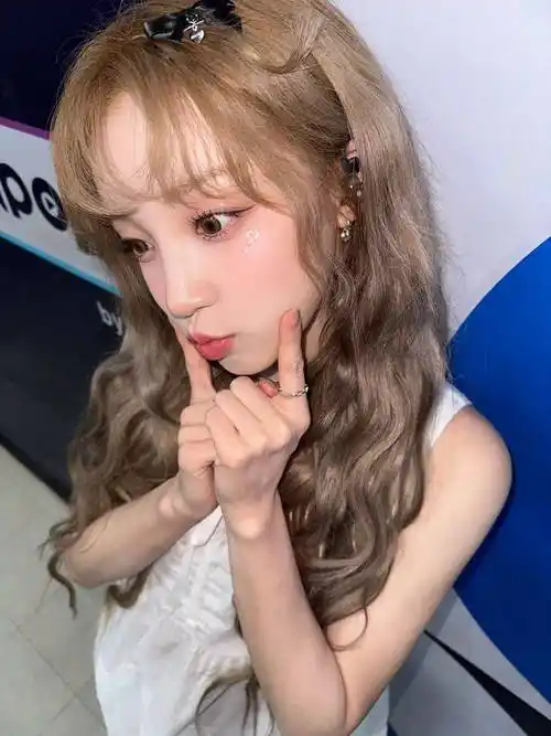 宋雨琦又换新造型,金色卷发 白色吊带裙,美得像个洋娃娃!