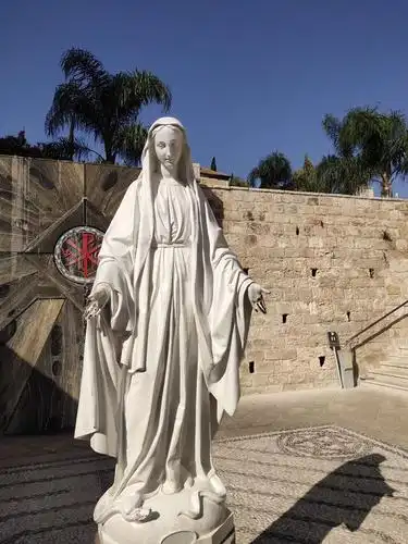 院子里矗立的圣母玛利亚塑像,端庄,慈祥,圣洁.