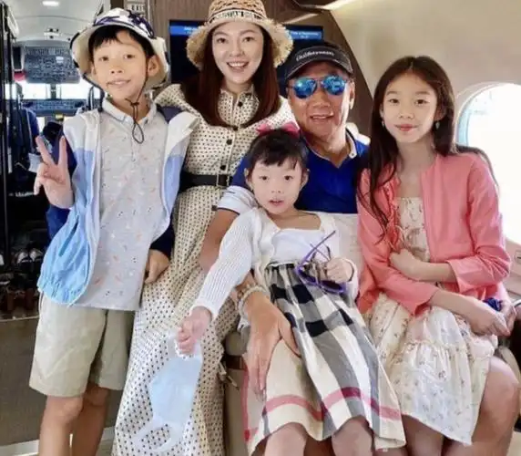 400亿豪门阔太连生3胎还想为72岁郭台铭生第4胎是林心如闺蜜