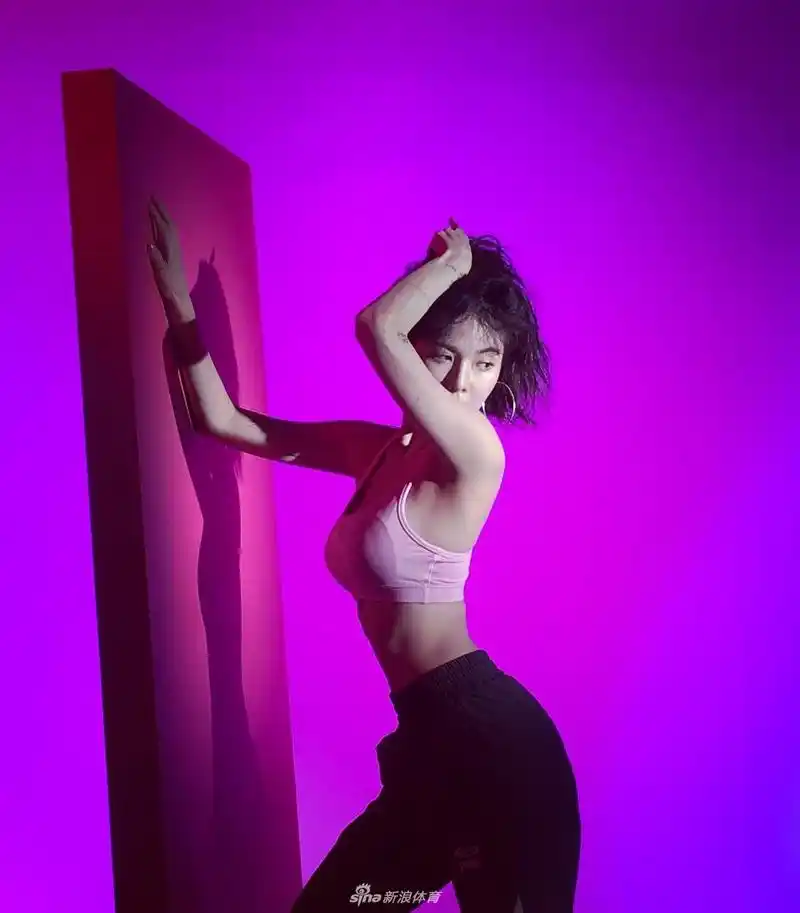 泫雅拍最新运动写真红唇性感火辣美腿