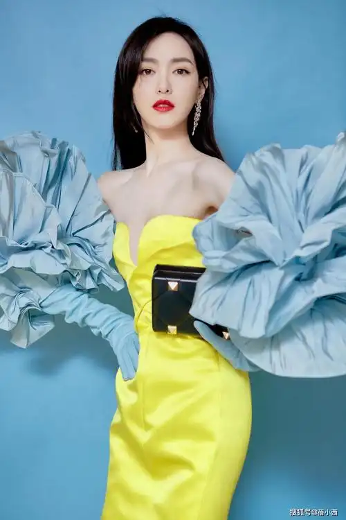 原创又被唐嫣惊艳了戴绣球花手套穿柠檬黄抹胸裙网友绝美