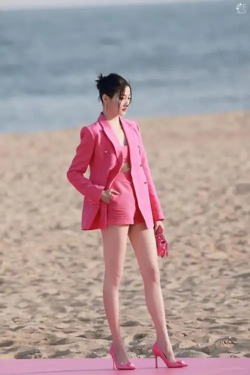 像关晓彤这一次看秀,全身造型就是以高饱和度的粉色系为主,上下色彩