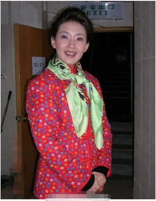 而且牛莉家庭的军方背景甚至比韩雪的还要厉害,甩韩雪几条街.