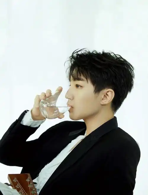 王俊凯假期写真大片##王俊凯下颌线条