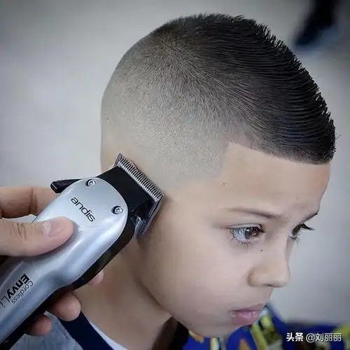 1一3岁短发男宝宝雕刻发型(别总剪锅盖头了,小男孩发型这样剪,百变