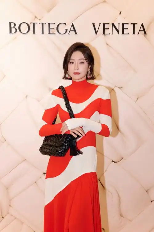 秦岚超话柔和的白与温暖的红有序交织,像是从压抑的冬迈到春日的心情