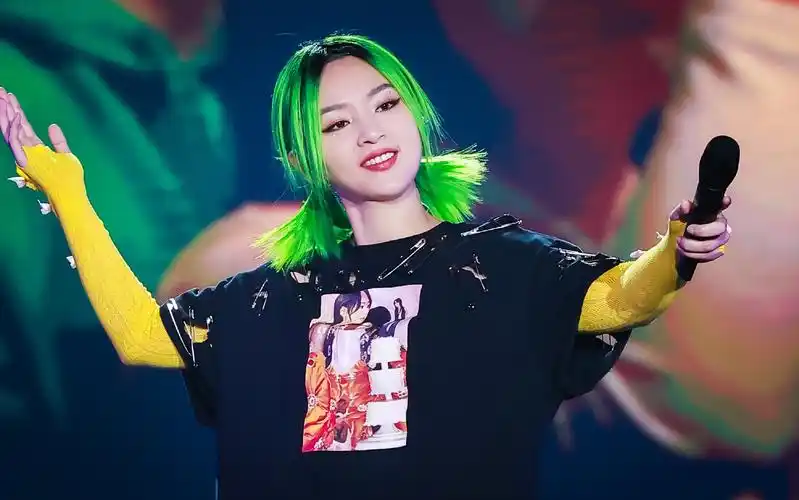 欢迎周笔畅来参加地表最强粉丝合唱团的演唱会,《彼此》那一段太羞耻