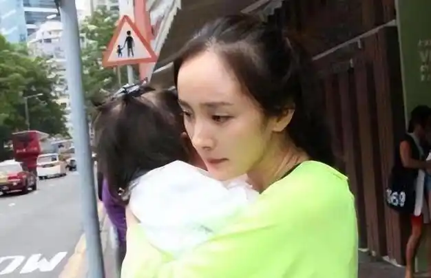 杨幂女儿小糯米正面曝光,刘恺威亲自接其放学,利用孩子博取关注