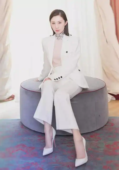 舒畅太有范,白色西装穿出名媛范,颈圈太高级