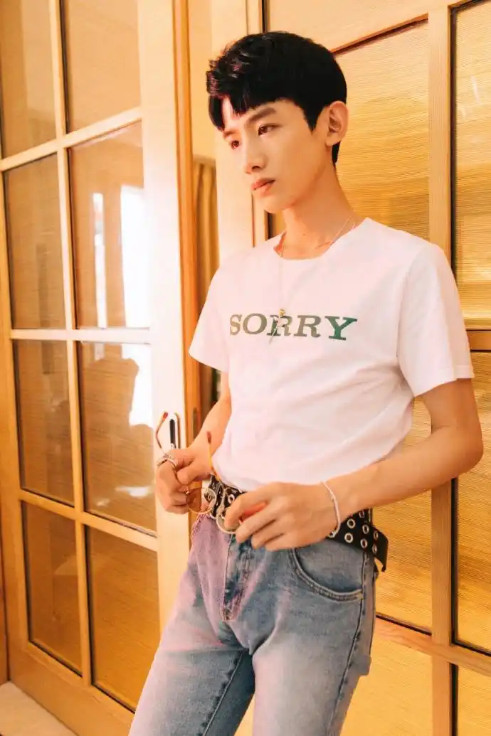 [白敬亭][分享]180719 粉丝见面会官方九宫格大片出炉 百变小白给你们