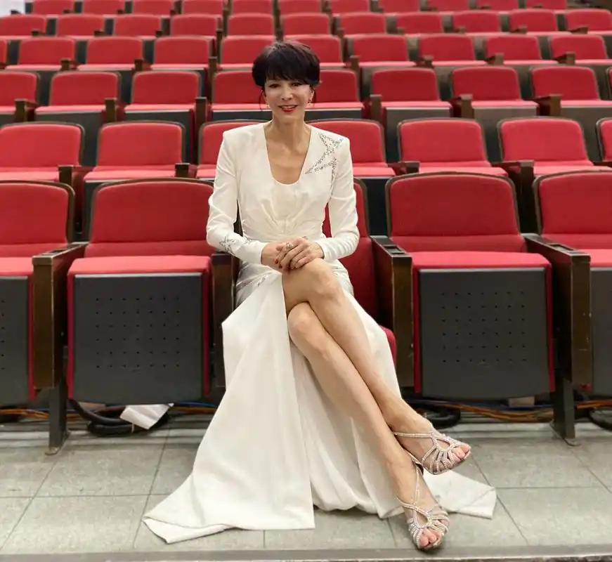 62岁郑裕玲美得天然,换发型穿长裙高贵优雅,终于知道颜霸什么样