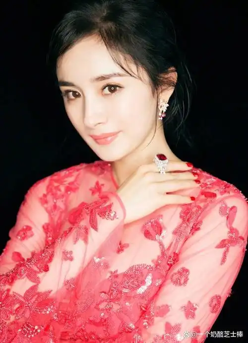 杨幂的粉红色诱惑.穿上粉色,谁还不是个少女 跟着明星学穿搭