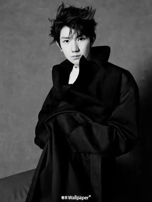 王源是懂撞色系穿搭的