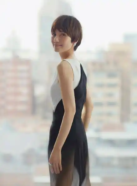 气质对女人来说真重要,袁泉的黑白造型,看着就很有优势_时尚_白色