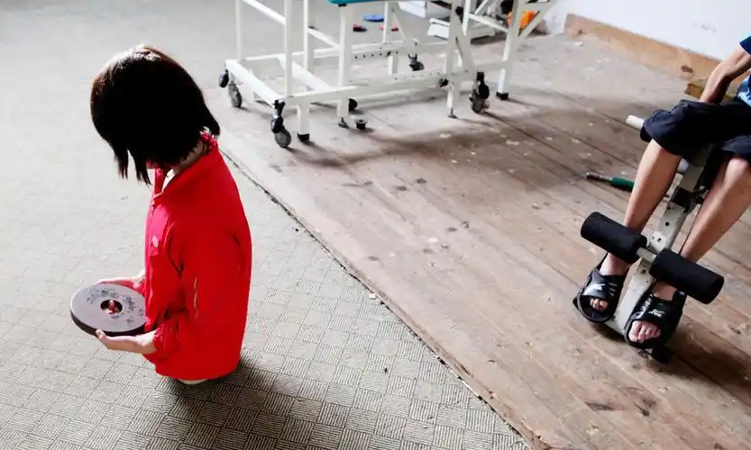 励志半身截肢女孩成游泳冠军外媒赞传奇