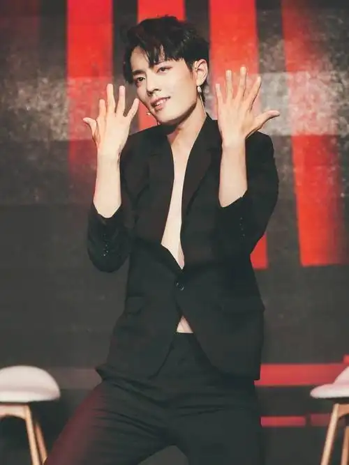 肖战西装忘记穿打底,当他露出胸肌的那一刻,网友:太欲了