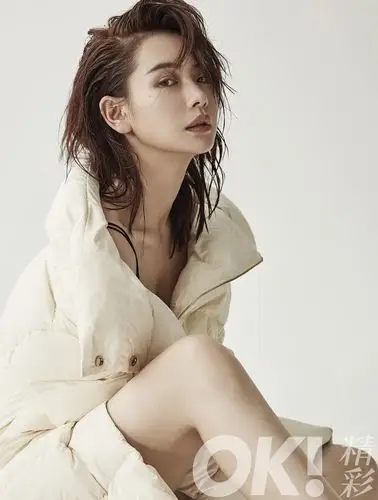 戚薇羽绒服造型登杂志封面 在帅气与柔美的边缘肆意游走