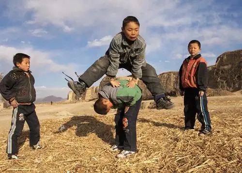 笔者小时候,经常这样和同龄人玩耍