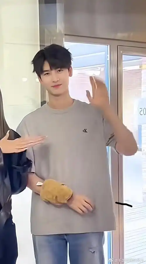 黄俊捷突然被cue的反应##黄俊捷自己给自己做妆造