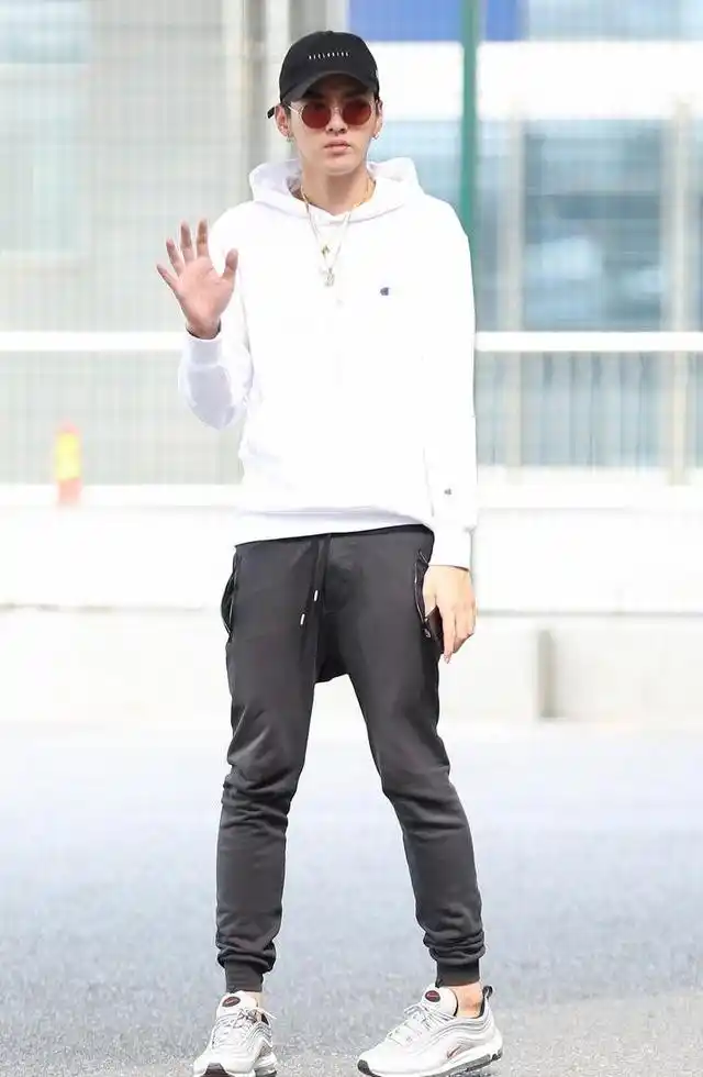 吴亦凡一袭连帽衫配运动裤现身机场,戴棒球帽架黑超的他酷帅十足!