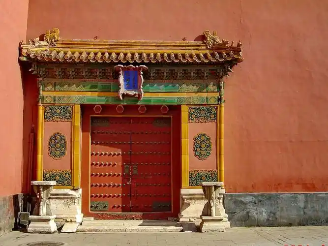 我非常热爱中国古代建筑,十几年前,曾拍摄了上千张故宫的照片,基本拍