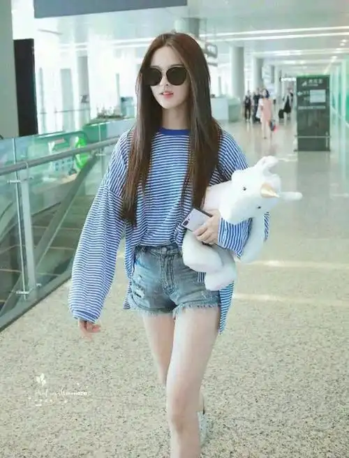 杨超越和蔡徐坤撞衫网友这不是情侣装这是在比谁更美