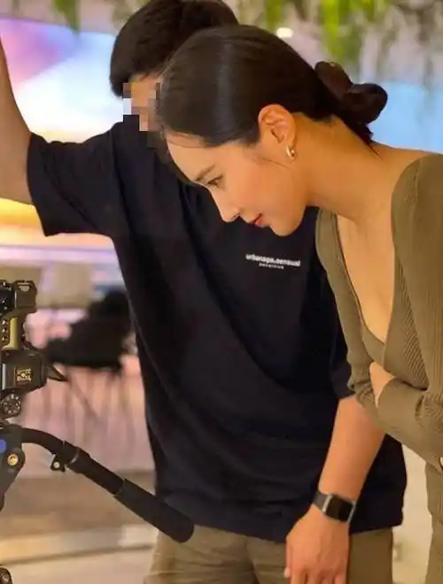 少女时代成员权俞利晒照秀超美侧颜穿紧身针织裙展现凹凸身材