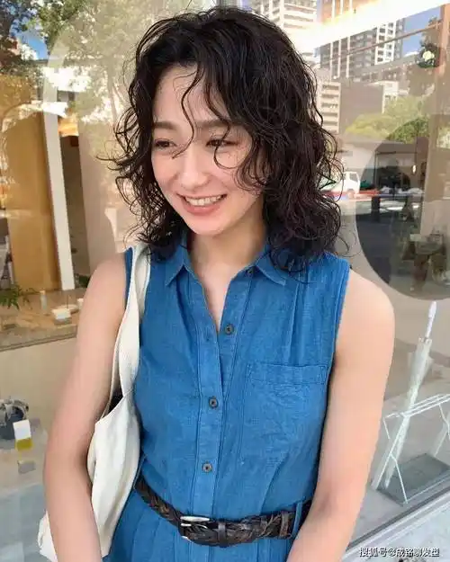 但脸型偏长,发量适中的中年女士,选择及肩的中长发效果也不错,比如